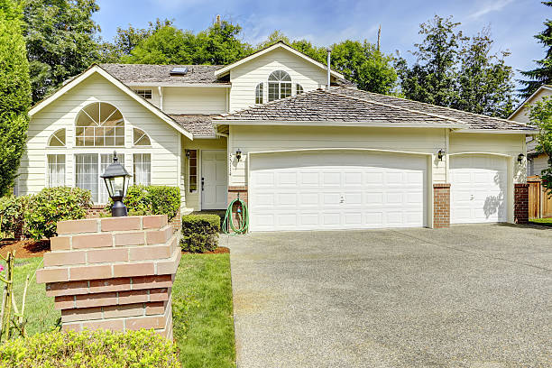 istock Modern house exterior with garage 517235651