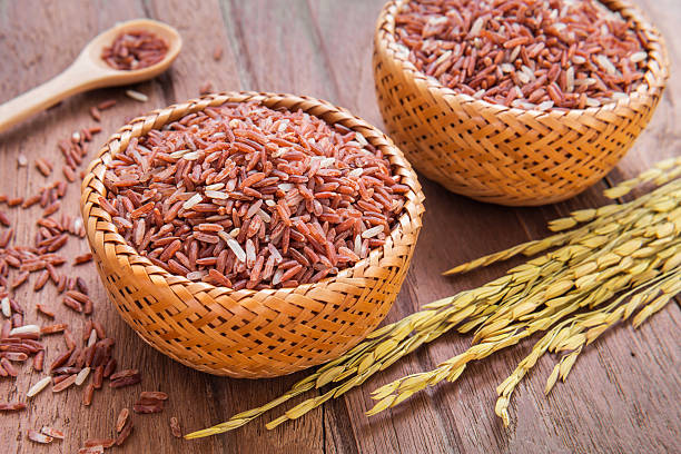 レッドライス木製のボウル - brown rice rice healthy eating organic ストックフォトと画像