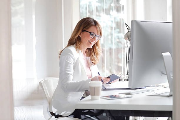 mulher de negócios em seu local de trabalho - business business person ceo coffee imagens e fotografias de stock