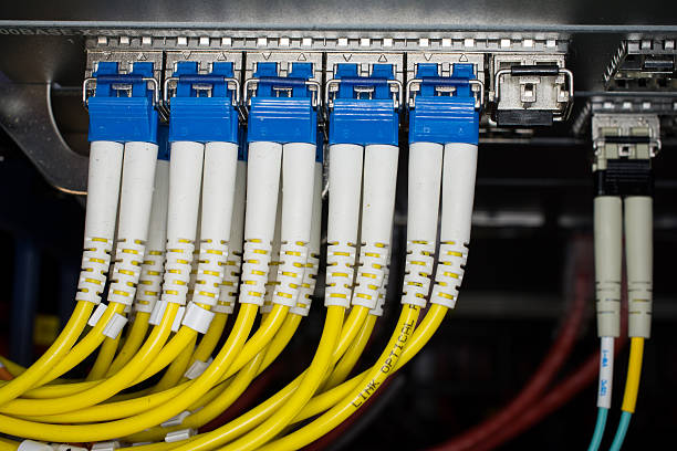волоконно-оптические кабели, подключенные к центра обработки данных - cable node switch data стоковые фото и изображения