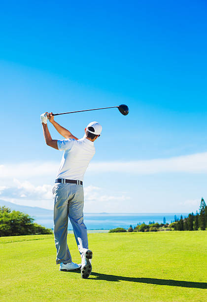 uomo giocando a golf, colpire palla dal tee - golf playing teeing off men foto e immagini stock