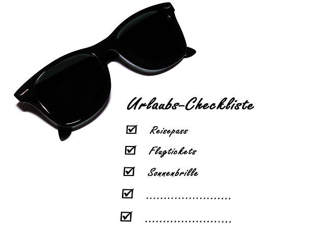 urlaubs checkliste mit sonnenbrille - mitnehmen fotografías e imágenes de stock