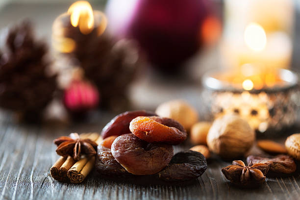 말린 살구와 크랙커가 곁들어져 굽기 캔들 크리스마스 스낵임을 - dried fig brown color image dried food 뉴스 사진 이미지
