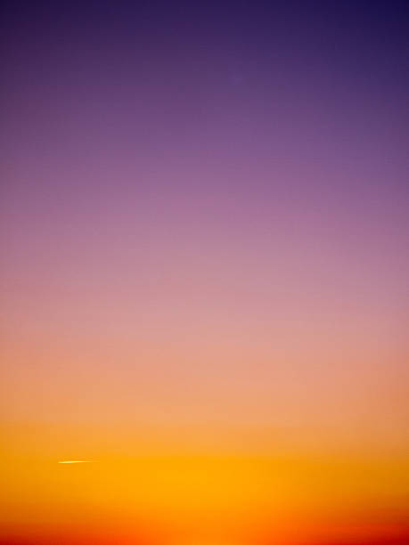 himmel mit farbverlauf - vapor trail sky night sunset stock-fotos und bilder