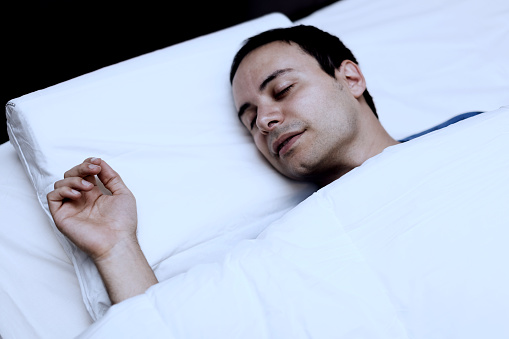 Retrato de un hombre dormir profundamente en el dormitorio photo