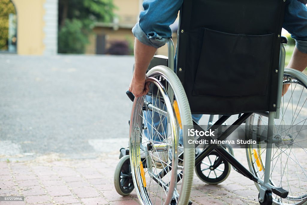 Minusválidos Hombre intenta conseguir en una rampa - Foto de stock de Accesibilidad libre de derechos