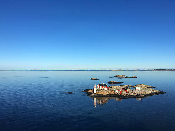 ilha rochosa em um fiorde da suécia - built structure house landscape lighthouse - fotografias e filmes do acervo