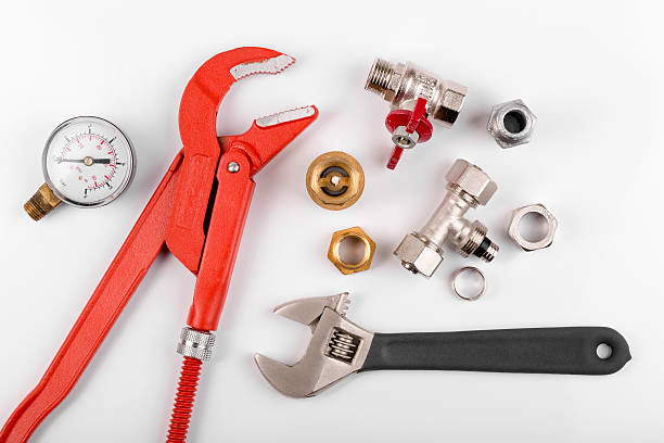 outils de plomberie et equimpent isolé sur blanc - adjustable wrench wrench clipping path red photos et images de collection