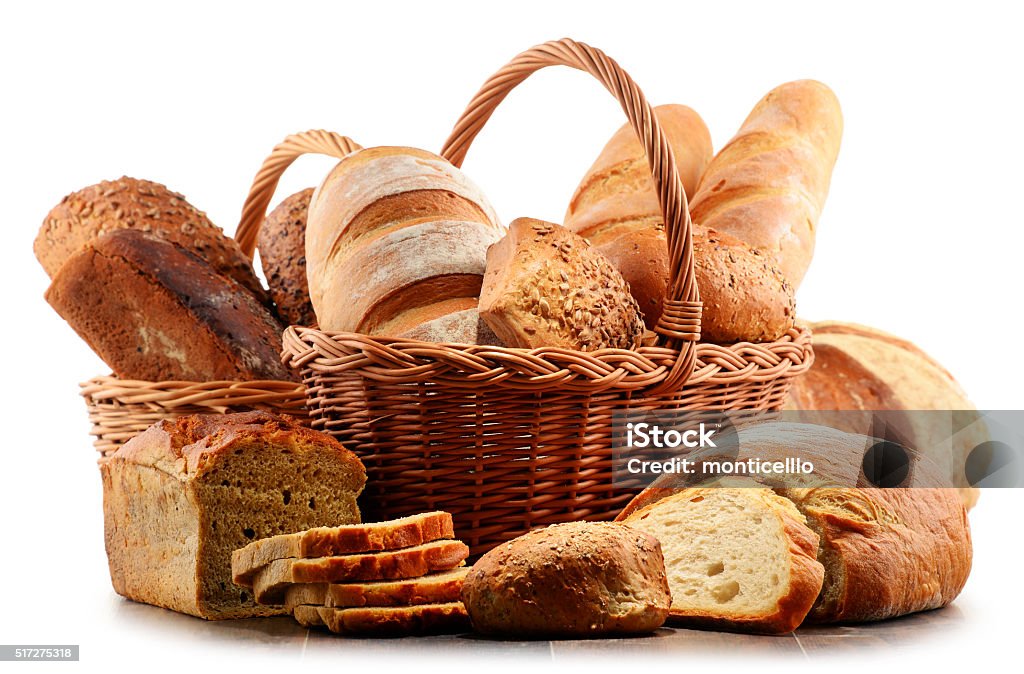 Surtidos cesta de mimbre Aislado en blanco Horneando productos - Foto de stock de Pan - Comida básica libre de derechos