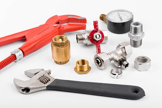 plombier les outils et équipements sur blanc - adjustable wrench wrench clipping path red photos et images de collection
