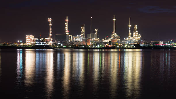 istock Oil refinery at twilight 517278800