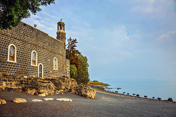 a igreja da primazia-tabgha - primacy imagens e fotografias de stock