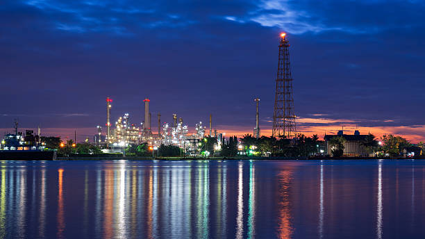 istock Oil refinery at twilight 517279014