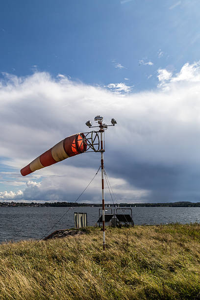 forte crosswind - feuerverzinkt imagens e fotografias de stock