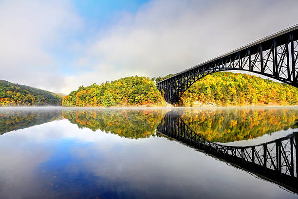 французский bridge reflection большой кроватью (king size) - река коннектикут стоковые фото и изображения