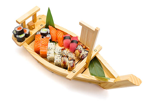 lachs-sashimi auf einem bambus-liste und eis - sashimi sushi salad sea stock-fotos und bilder