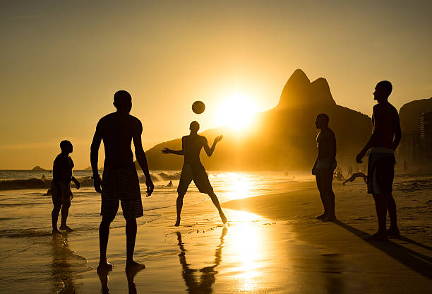 einheimische spielen ball am strand von ipanema, rio de janeiro, brasilien - rio de janeiro copacabana beach ipanema beach brazil stock-fotos und bilder