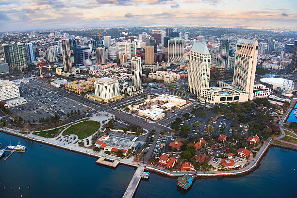 деловой центр сан-диего и городской пейзаж и видом на водную гладь - san diego bay san diego california skyline waterfront стоковые фото и изображения