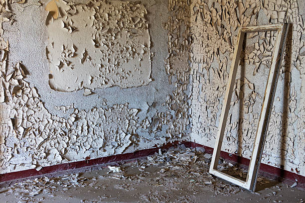 istock Old abandoned room of the building and window frame 517307169