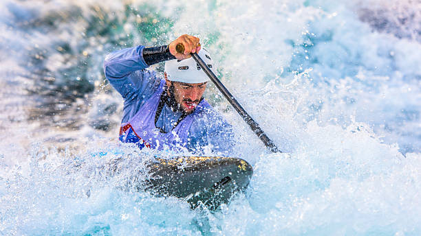 whitewater kajakarstwo - blue kayak zdjęcia i obrazy z banku zdjęć