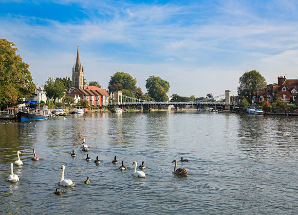 marlow bridge e a igreja buckinghamshire - buckinghamshire - fotografias e filmes do acervo