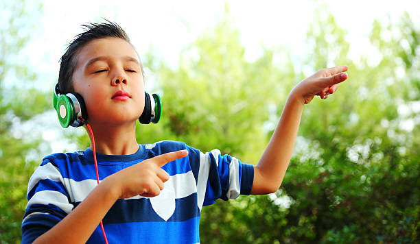 escucha la música - child dancing preschooler outdoors fotografías e imágenes de stock