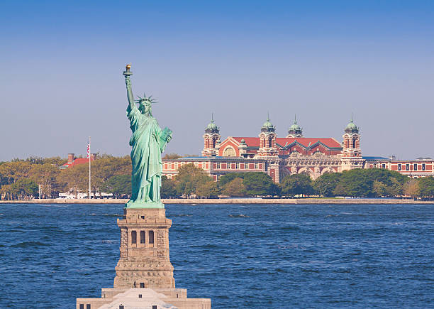 estátua da liberdade, ellis island, new york.  manhã céu azul. - statue liberty statue of liberty ellis island - fotografias e filmes do acervo