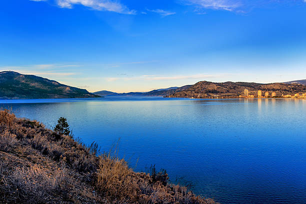 lac okanagan à kelowna, colombie-britannique, canada - kelowna okanagan scenics okanagan valley photos et images de collection