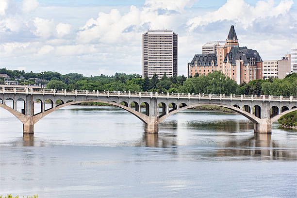 saskatoon skyline com universidade ponte sobre o rio south saskatchewan - south saskatchewan river imagens e fotografias de stock