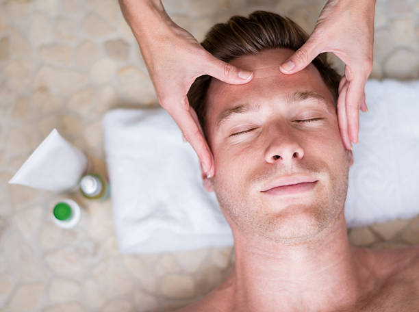 homme au spa - massaging men beauty spa beauty treatment photos et images de collection