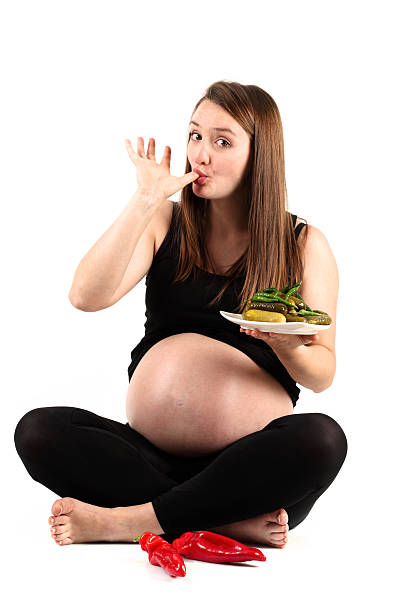 胡坐きれいな若い妊娠女性に必要なのはクレイジーなお食事 - finger in mouth 写真 ストックフォトと画像