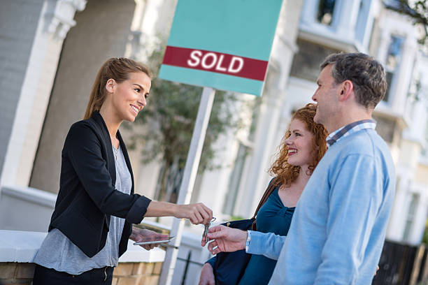 istock Couple buying a house 517325093