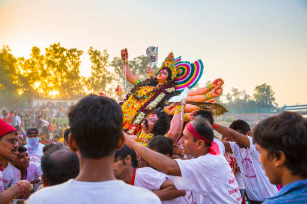 두르가 푸자 패스티발: 이 이머션 일-연도 - hinduism goddess ceremony india 뉴스 사진 이미지