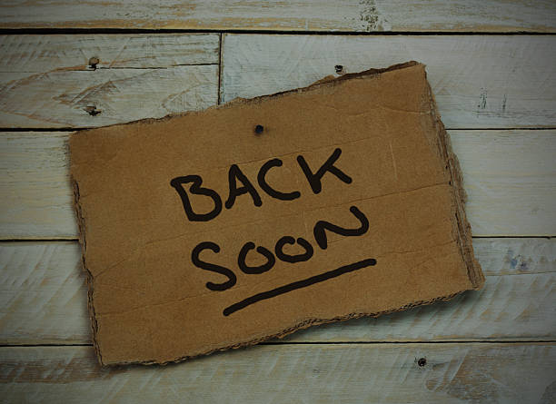 istock Cardboard sign on a wooden background 517335926