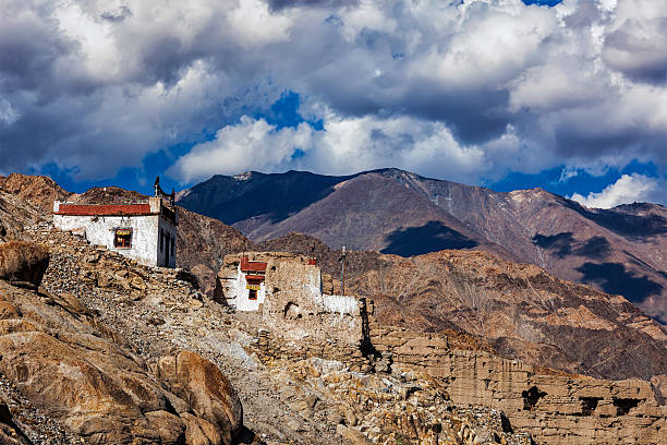 istock Village house in Himalayas 517337410