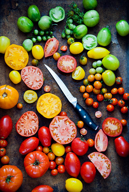 tomates - heirloom tomato food tomato crate photos et images de collection