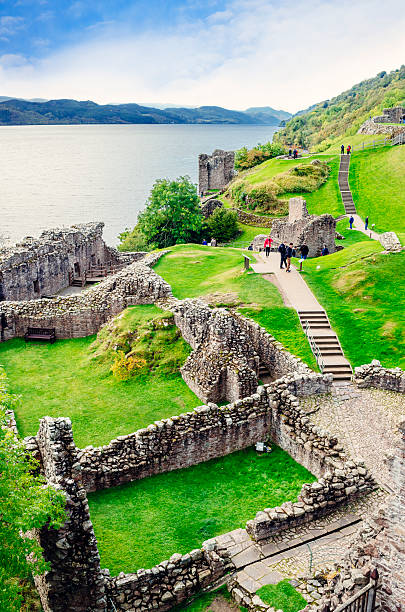 castello di urquhart, scozia - scotland castle loch ness urquhart castle foto e immagini stock