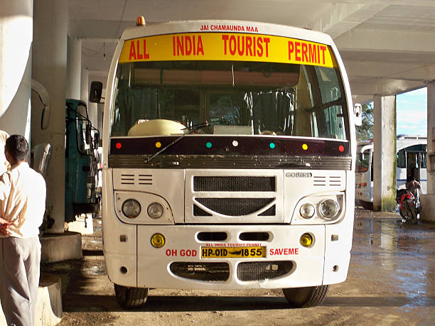 indian bus: oh god save-moi - car alarm photos et images de collection
