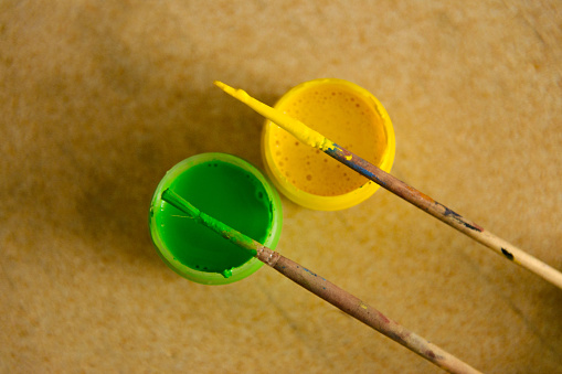 Los bancos con el cepillo de pintura verde y amarillo photo