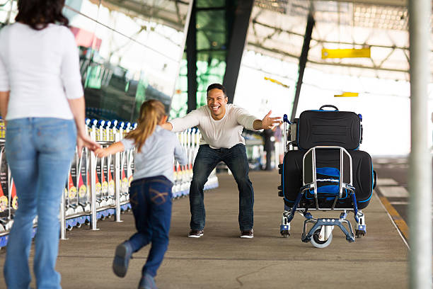 bambina corre a suo padre presso l'aeroporto - riunione di famiglia foto e immagini stock