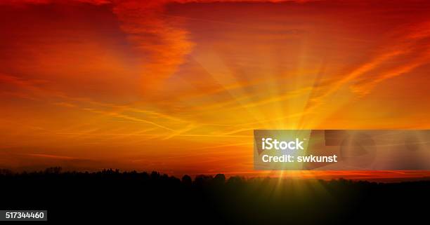 Sommer Himmel Sonnenuntergang Stockfoto und mehr Bilder von Rot - Rot, Sonnenuntergang, Orange - Farbe