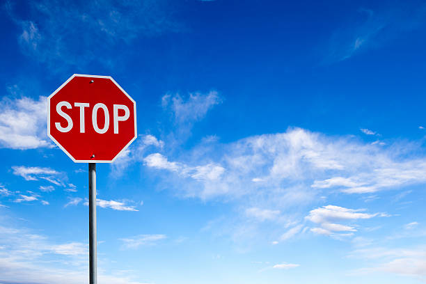 panneau arrêter sur fond de ciel bleu et de l'espace de copie - stop sign stop road sign sign photos et images de collection