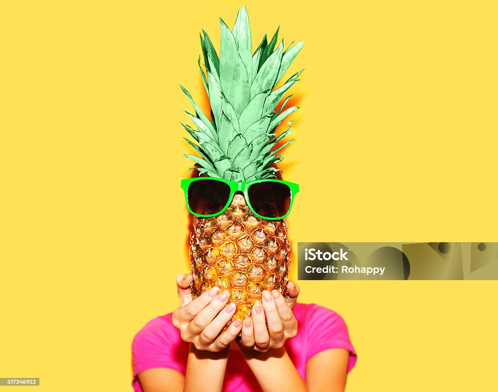 Mode Porträt Frau mit Sonnenbrille und Ananas über farbenfrohe Gelb - Lizenzfrei Humor Stock-Foto