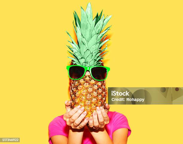 Mode Porträt Frau Mit Sonnenbrille Und Ananas Über Farbenfrohe Gelb Stockfoto und mehr Bilder von Humor
