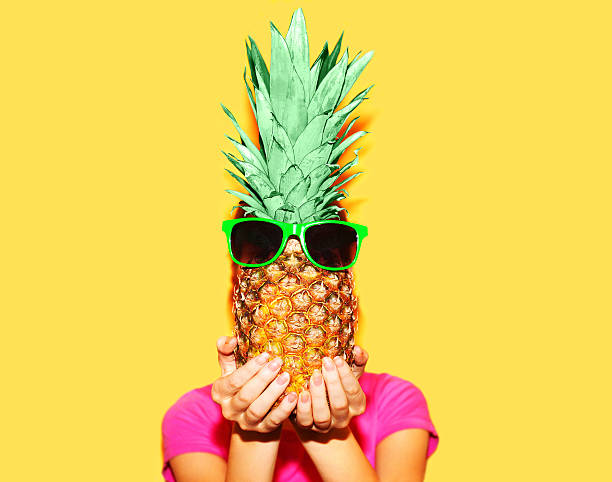 retrato de moda mulher e abacaxi com óculos de sol em amarelo colorido - vegetarian food creativity vegetable humor - fotografias e filmes do acervo