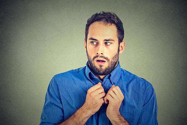 hombre se siente nervioso difíciles de estrés mirando a otro lado - nail biting guilt men anxiety fotografías e imágenes de stock