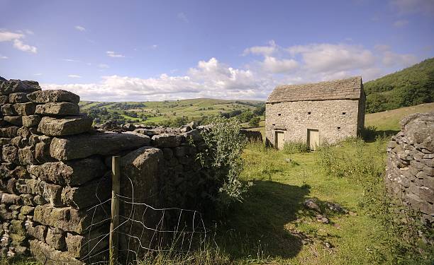 istock Old stone barn in rural Yorkshire 517347883