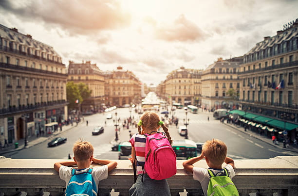 kid vacances à paris - opera garnier photos et images de collection