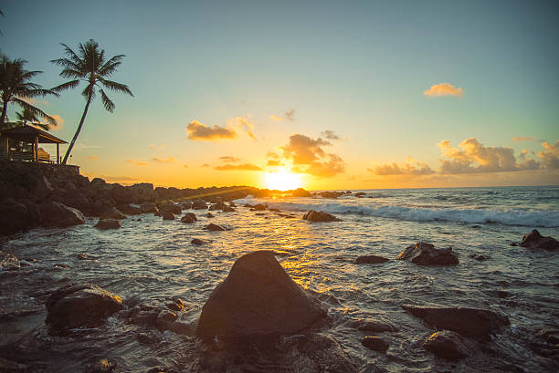 île au coucher du soleil - lanai photos et images de collection