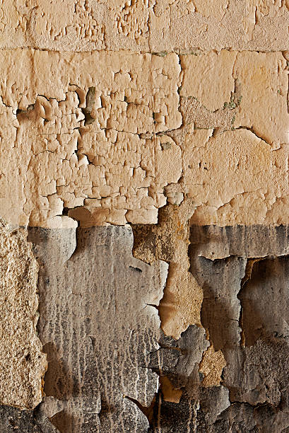 alte gebrochen und heruntergekommene viertel wall - peeling paint abandoned old stock-fotos und bilder